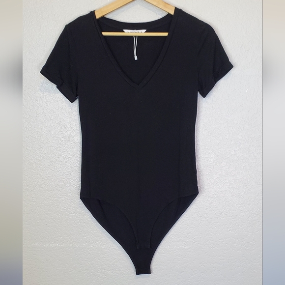 💚5/$25 MangoPop Fitted Black Short Sleeve Bodysuit with Deep V-Neck Size Medium - Picture 2 of 9